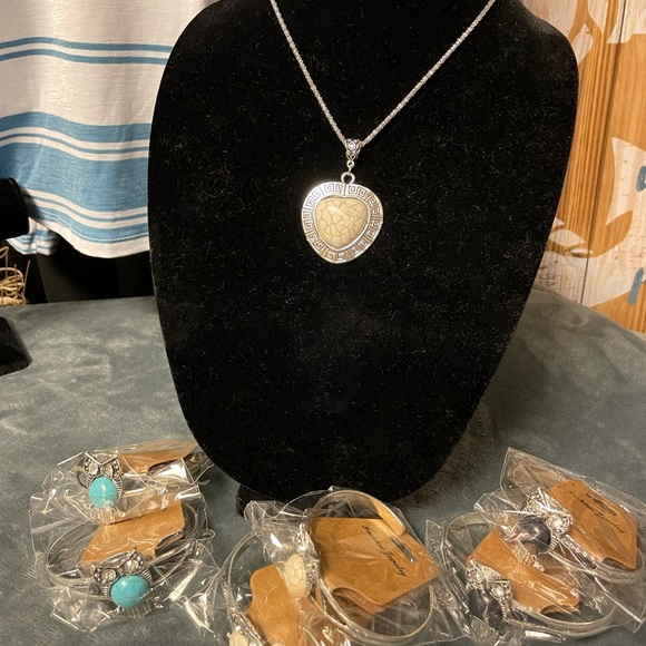 Only 1 remaining ❤️🛍 heart necklace NWT Valentines Day is coming ❤️ - Picture 3 of 3